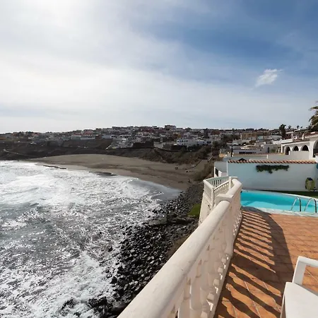 Coki Deluxe - First Line Of The Villa Telde